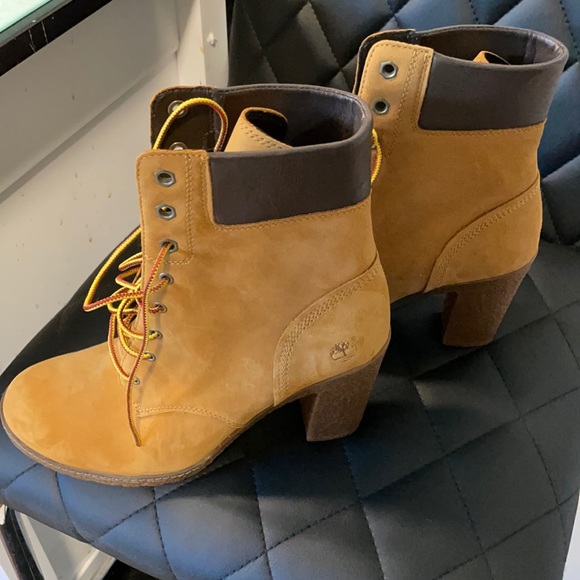 Timberland Shoes - VINTAGE WOMENS TIMBERLAND HEEL BOOTS.